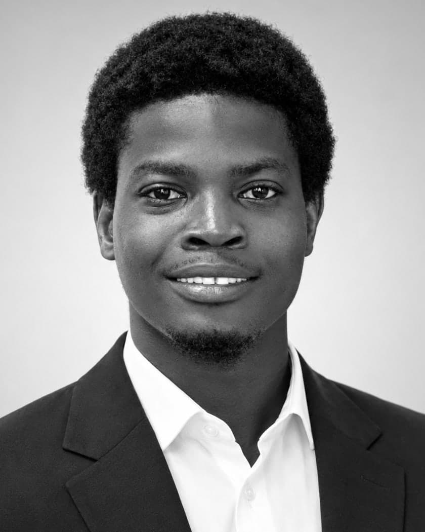 Portrait professionnel en noir et blanc d'Alfred Bodehou, en costume